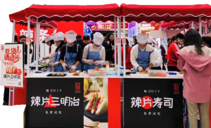 厘革年 建设全资子公司吕氏贵宾会传媒，，，，，，，致力于营销立异、渠道立异、消耗者效劳 大单品战略确定，，，，，，，准备速食、高卵白制品生产线 产品外贸出海元年，，，，，，，建设外贸部，，，，，，，结构跨境电商